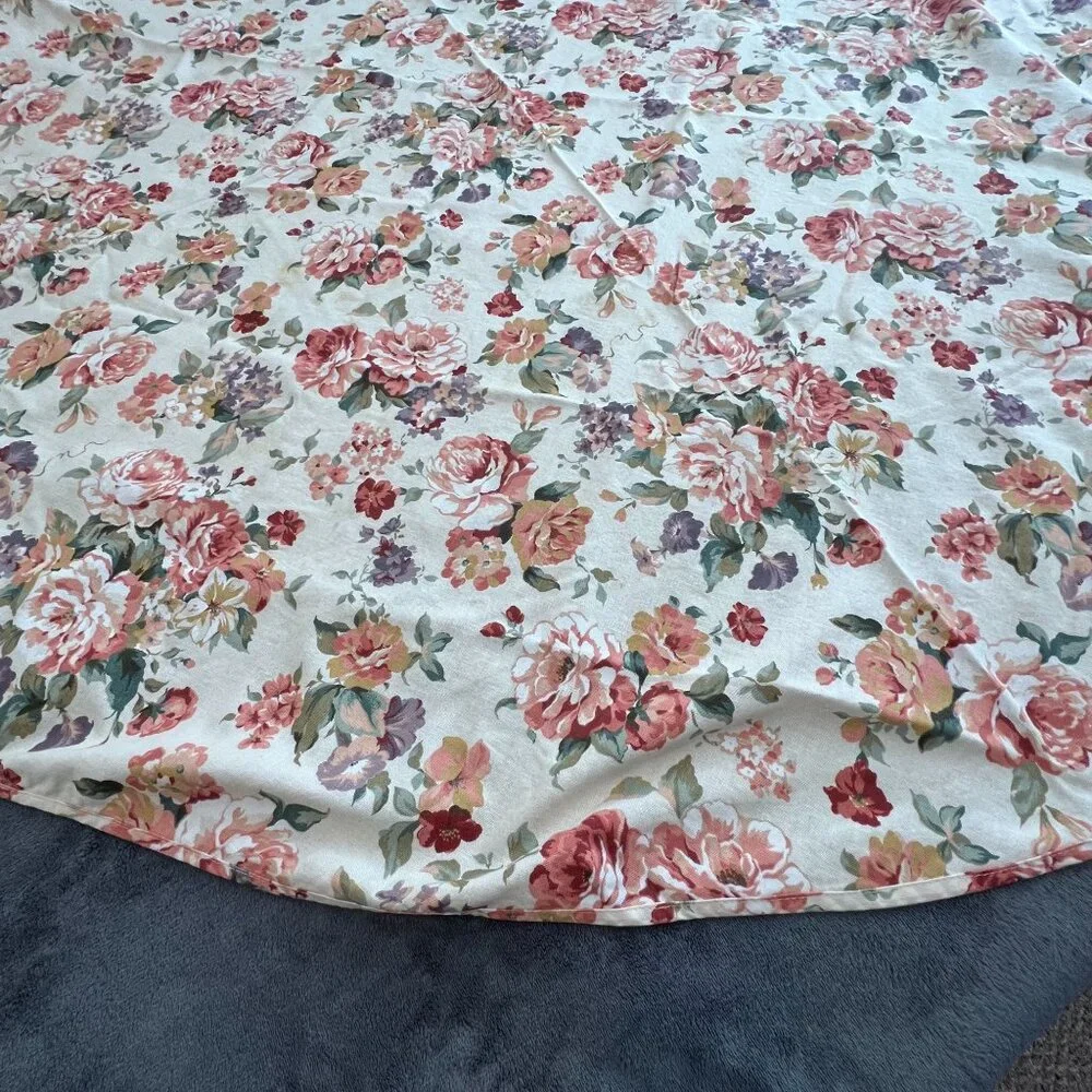 Vintage Floral Print Tablecloth 68”‎ Round Peony Rose Cottagecore Grannycore